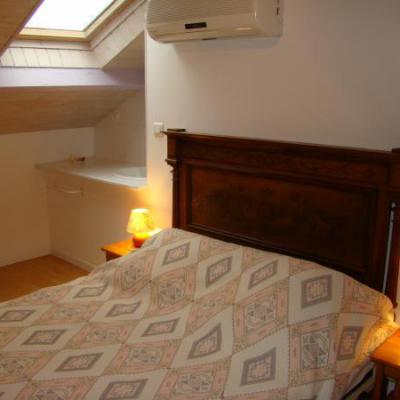 2ème étage • Chambre VIOLETTE (1 lit de 140 avec point d'eau) climatisée