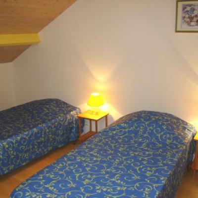 2ème étage • Chambre JAUNE (2 lits de 90 avec point d'eau) climatisée