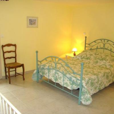 RDC • Chambre JAUNE du bas (lit de 140 avec salle d'eau et WC)