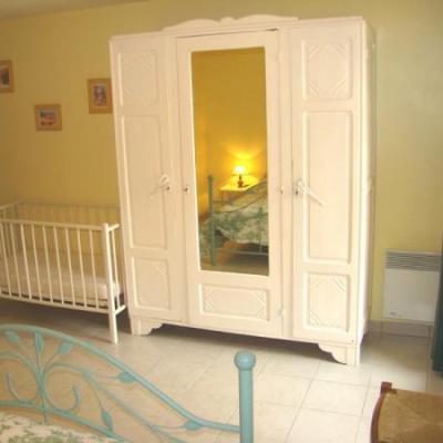 RDC • Chambre JAUNE du bas (lit de 140 avec salle d'eau et WC)