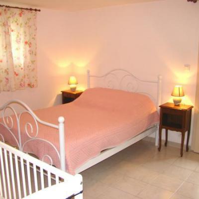 RDC • Chambre ROSE du bas (lit de 140 avec salle d'eau et WC)