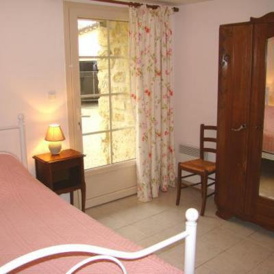 RDC • Chambre ROSE du bas (lit de 140 avec salle d'eau et WC)