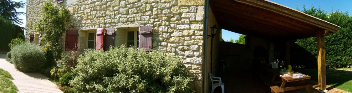 Vue extérieure côté terrasse couverte - BBQ en pierres